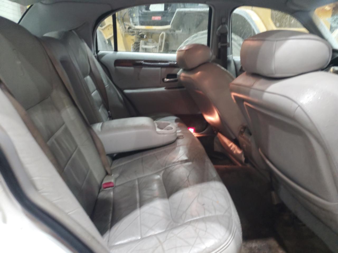 1999 Lincoln Town Car Signature VIN: 1LNHM82W5XY699947 Lot: 89898835