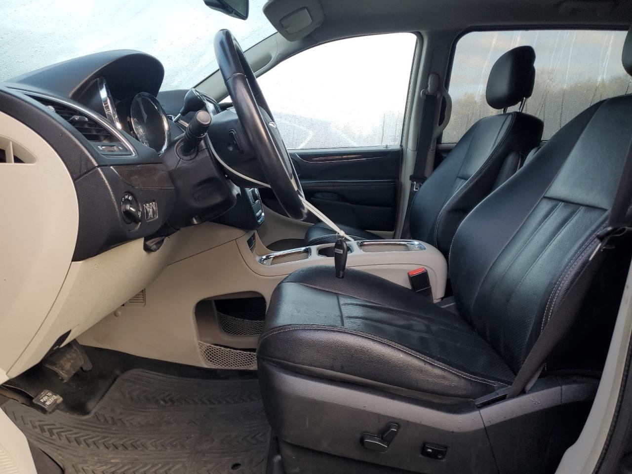 2016 Chrysler Town & Country Touring L VIN: 2C4RC1CG5GR285596 Lot: 87251625