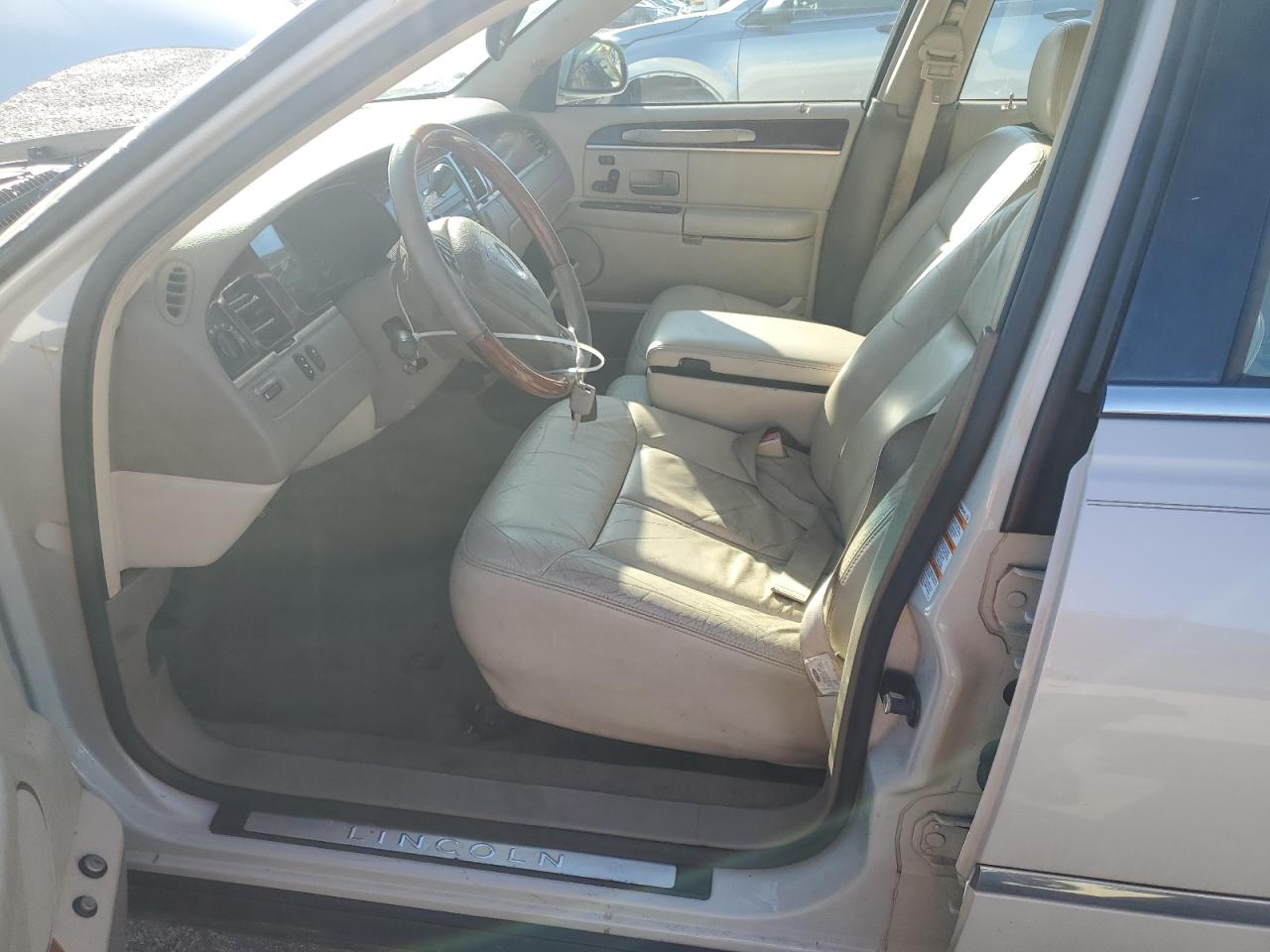 2004 Lincoln Town Car Ultimate VIN: 1LNHM83W64Y681743 Lot: 85315775