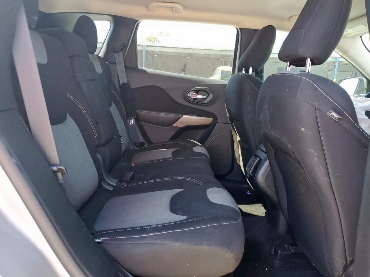 2018 Jeep Cherokee Latitude VIN: 1C4PJLCB3JD537238 Lot: 82436455