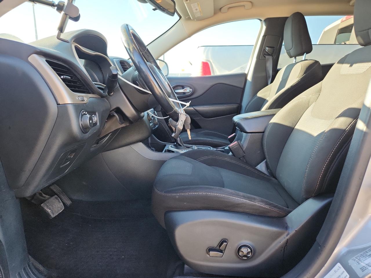 2016 Jeep Cherokee Latitude VIN: 1C4PJLCBXGW297649 Lot: 86712135