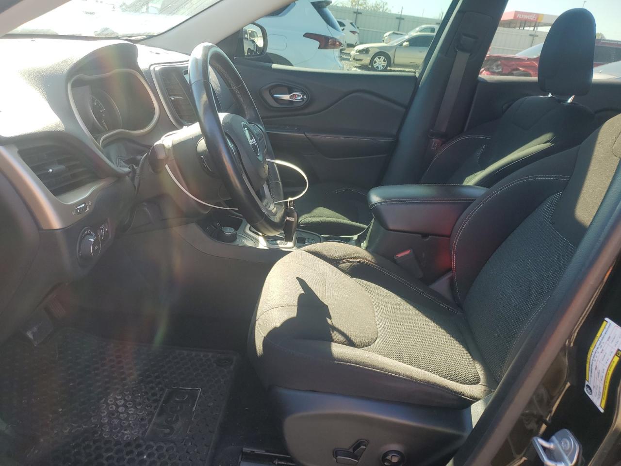 2017 Jeep Cherokee Latitude VIN: 1C4PJMCS9HW568658 Lot: 90342815