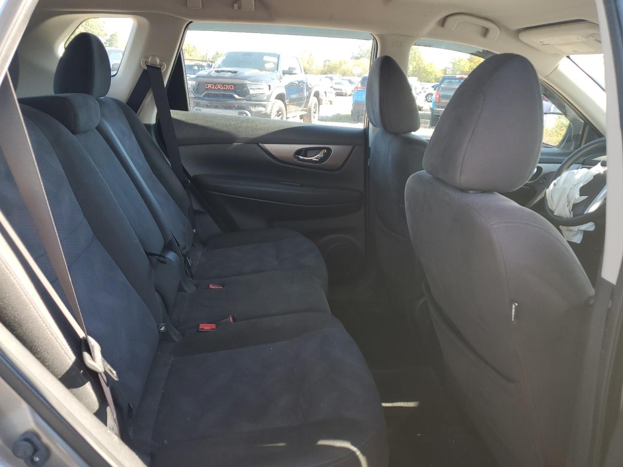 2015 Nissan Rogue S VIN: KNMAT2MV5FP570198 Lot: 82289095