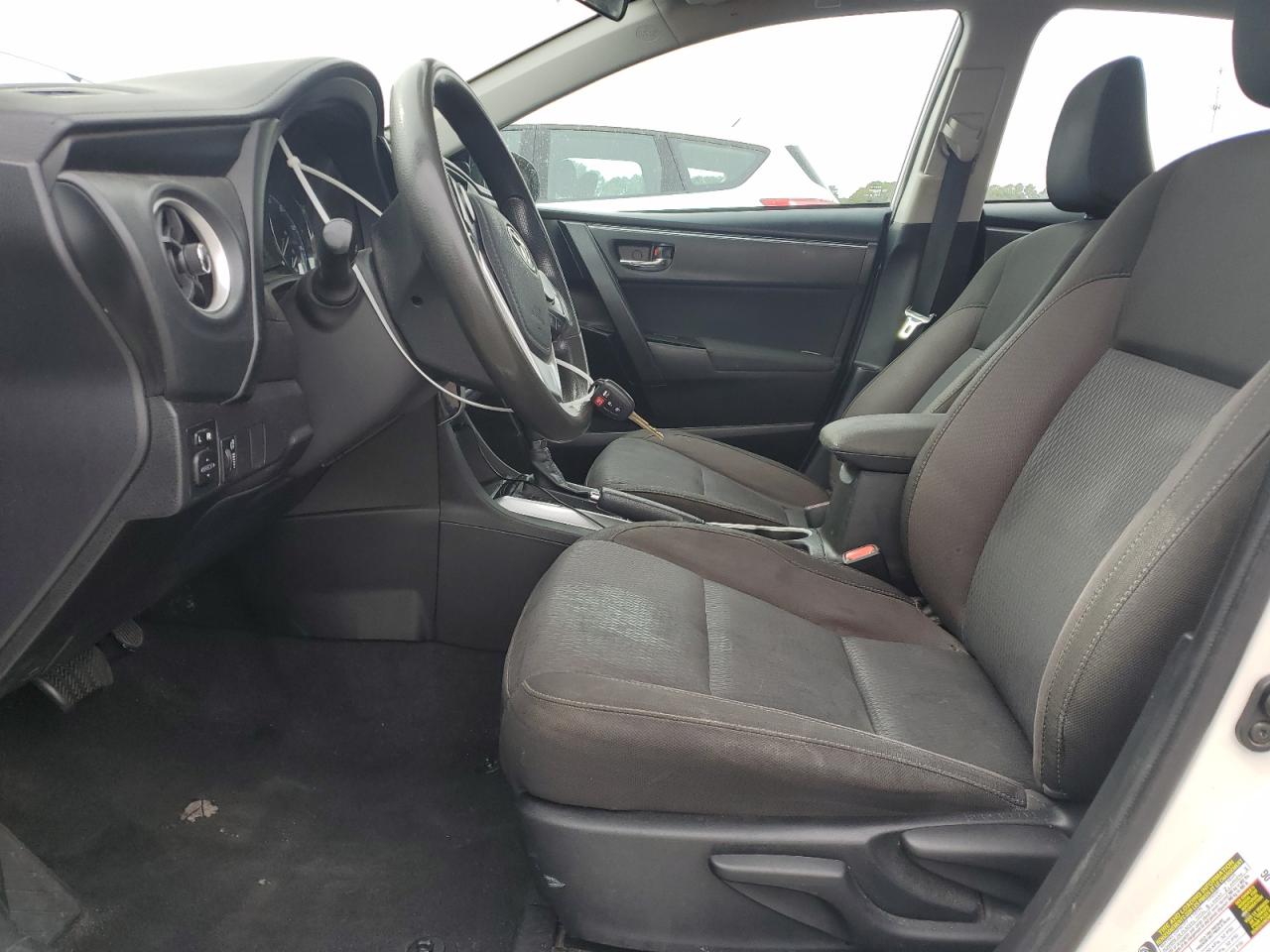 2018 Toyota Corolla L VIN: 5YFBURHE0JP806266 Lot: 82395395