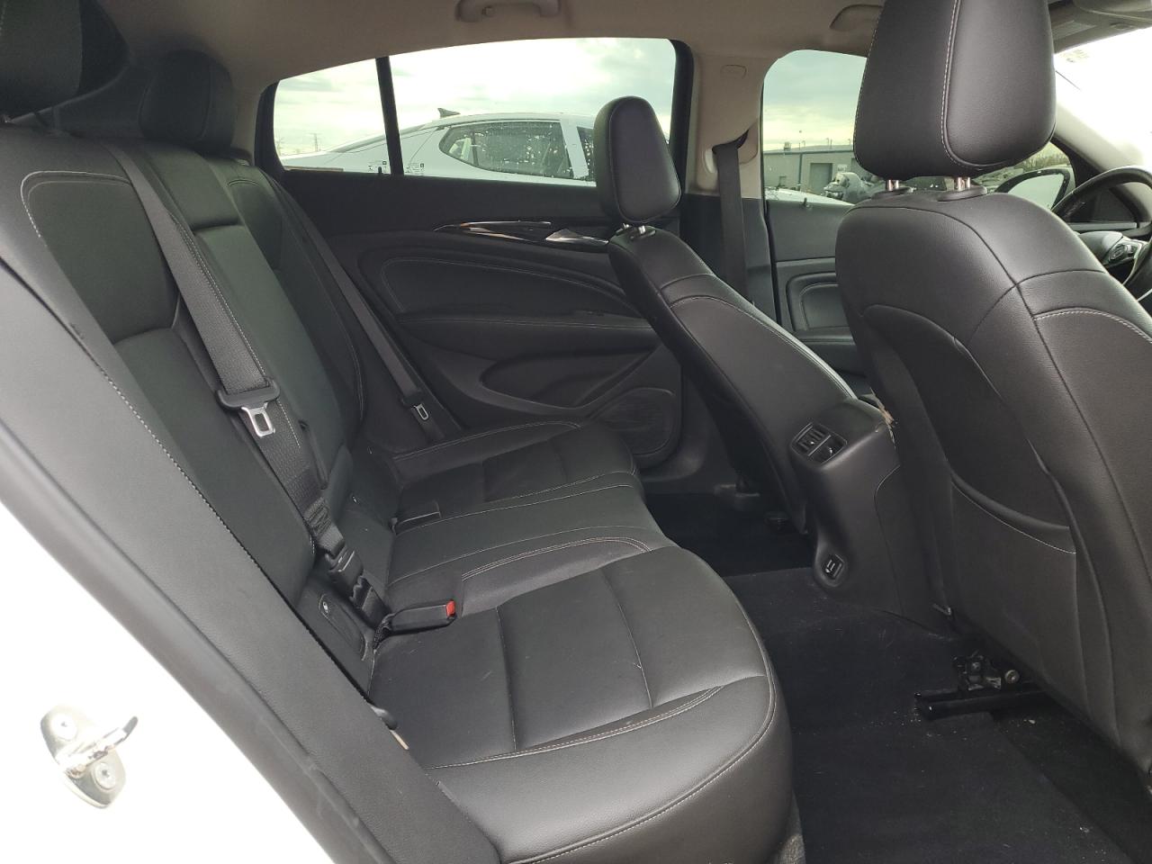 2018 Buick Regal Essence VIN: W04GP6SX5J1124780 Lot: 90852745