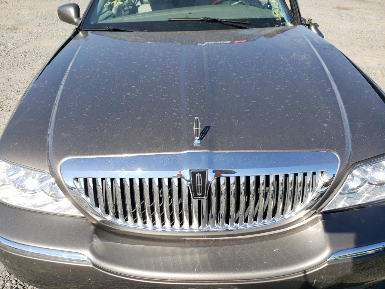 2003 Lincoln Town Car Signature VIN: 1LNHM82W13Y631526 Lot: 82174215