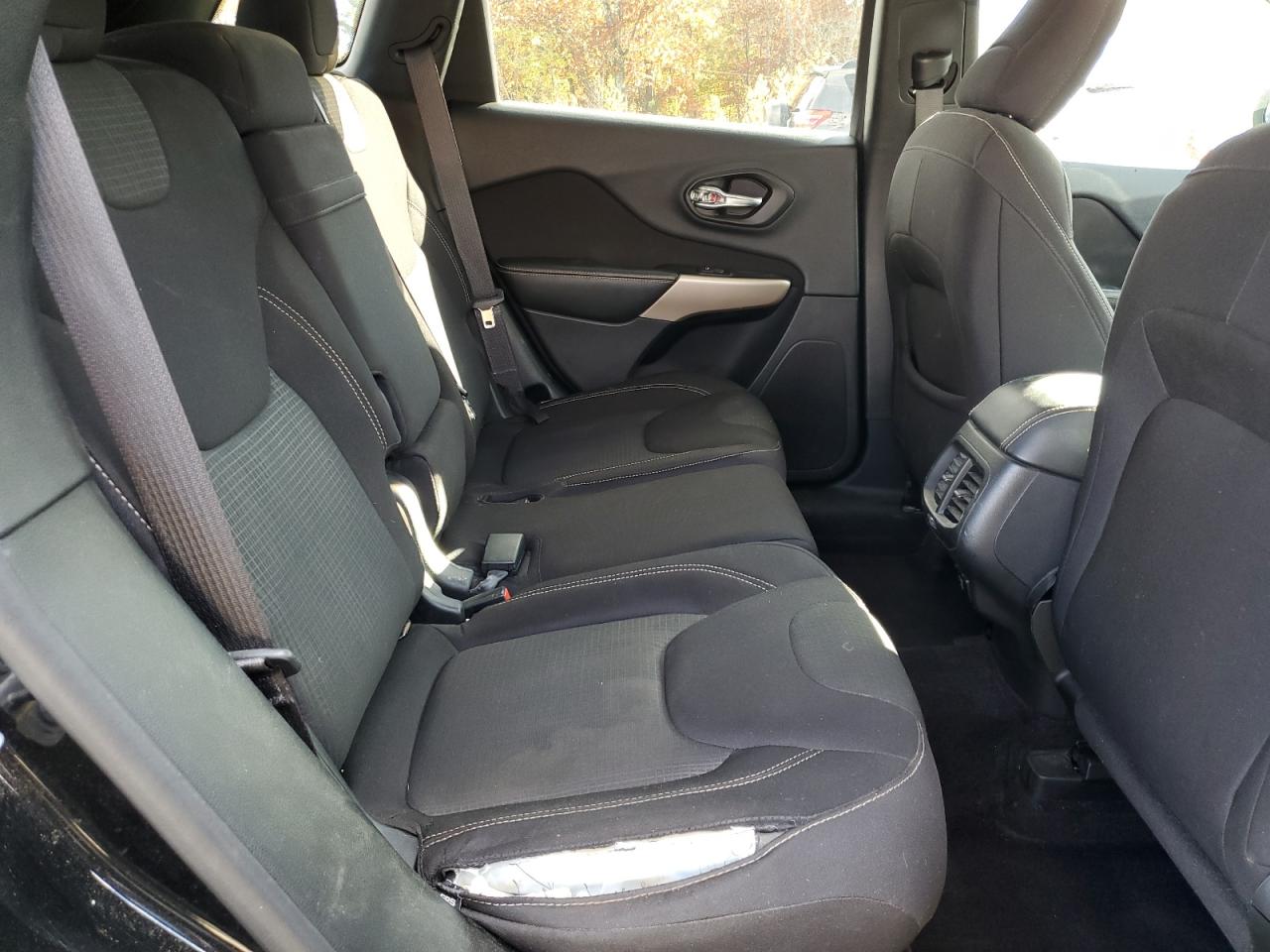 2017 Jeep Cherokee Latitude VIN: 1C4PJMCB9HW666184 Lot: 90015205