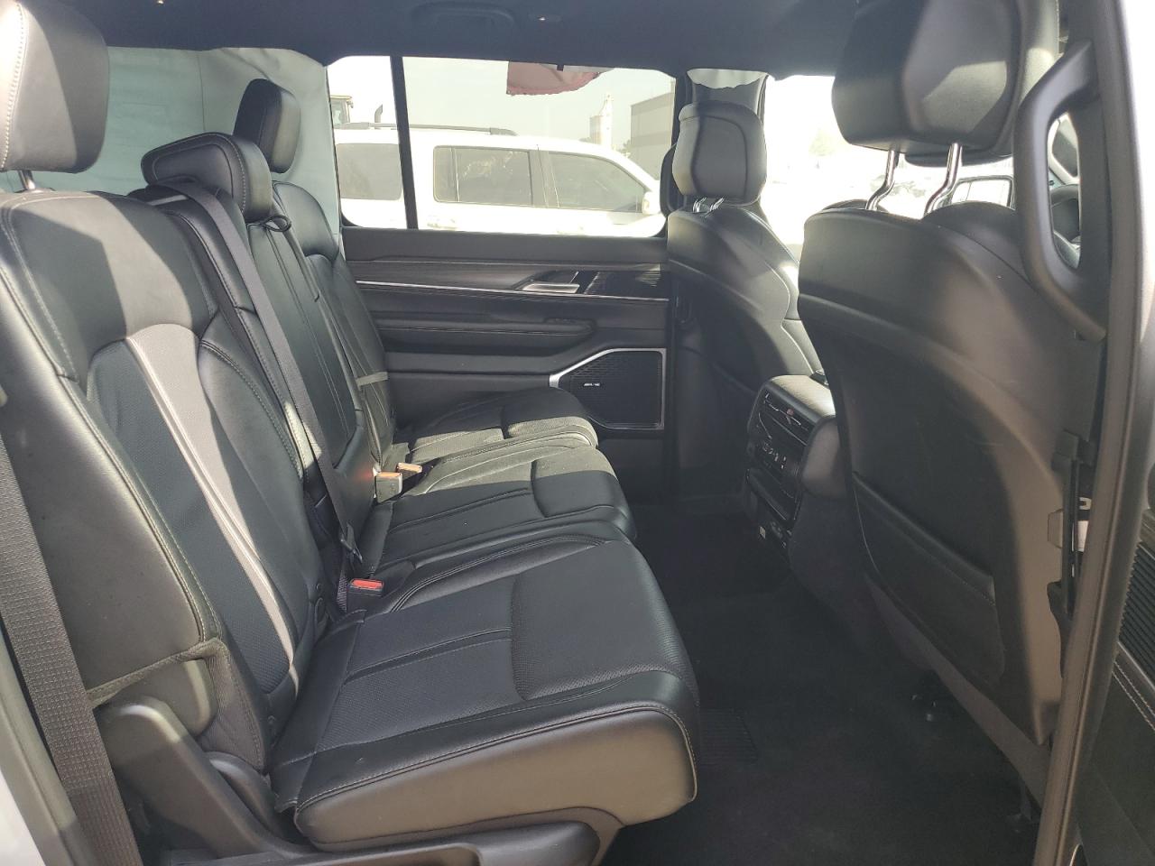 2024 Jeep Wagoneer L Series Ii VIN: 1C4SJRBPXRS135198 Lot: 84061845