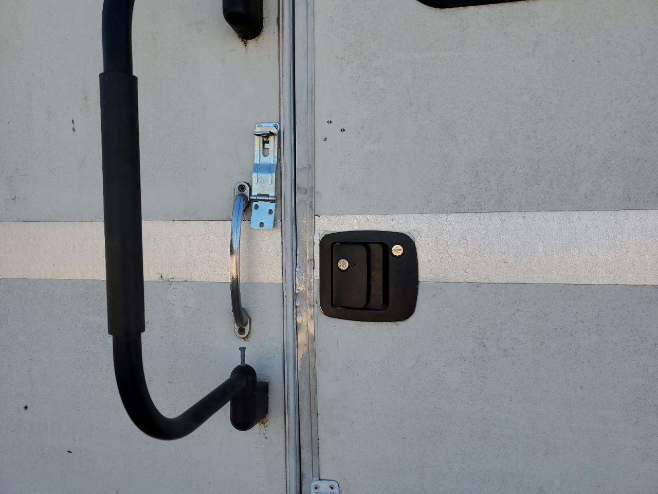 2000 Ford F550 Super Duty Stripped Chassis VIN: 1FCMF53S5Y0A08715 Lot: 85699875