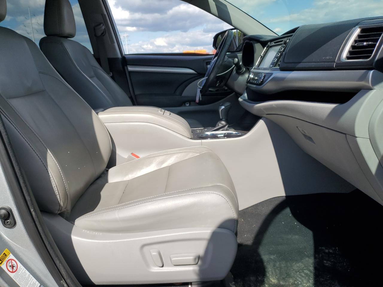 2018 Toyota Highlander Se VIN: 5TDJZRFH8JS555675 Lot: 85571415