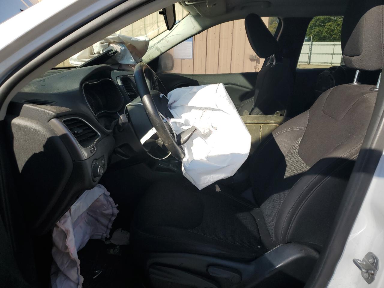 2019 Jeep Cherokee Latitude VIN: 1C4PJLCB0KD266303 Lot: 86070145