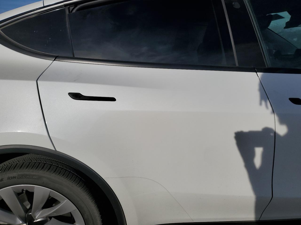 2026 Tesla Model Y VIN: 7SAYGDEE3TF327334 Lot: 84572905