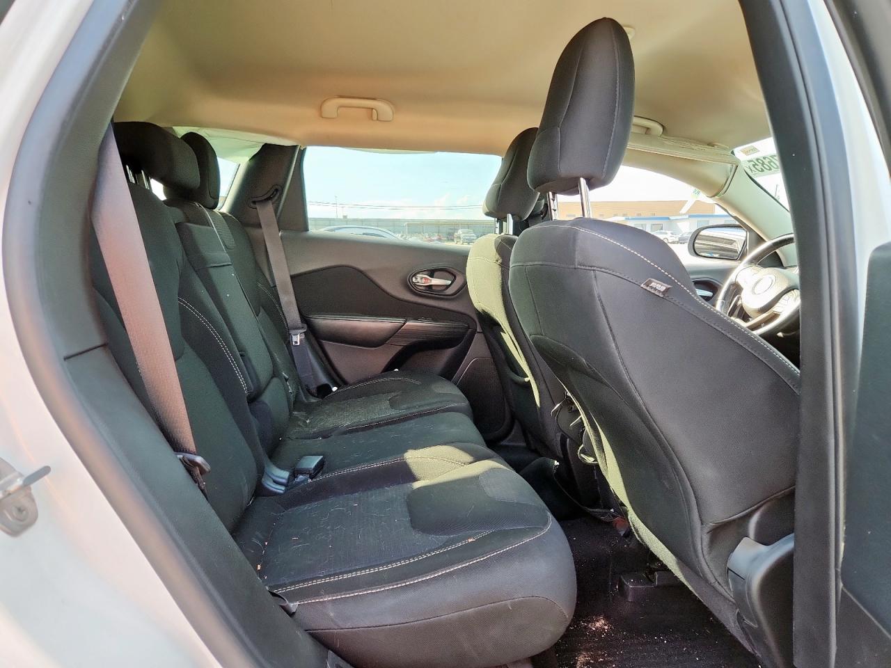 2015 Jeep Cherokee Latitude VIN: 1C4PJLCB8FW617310 Lot: 82267685