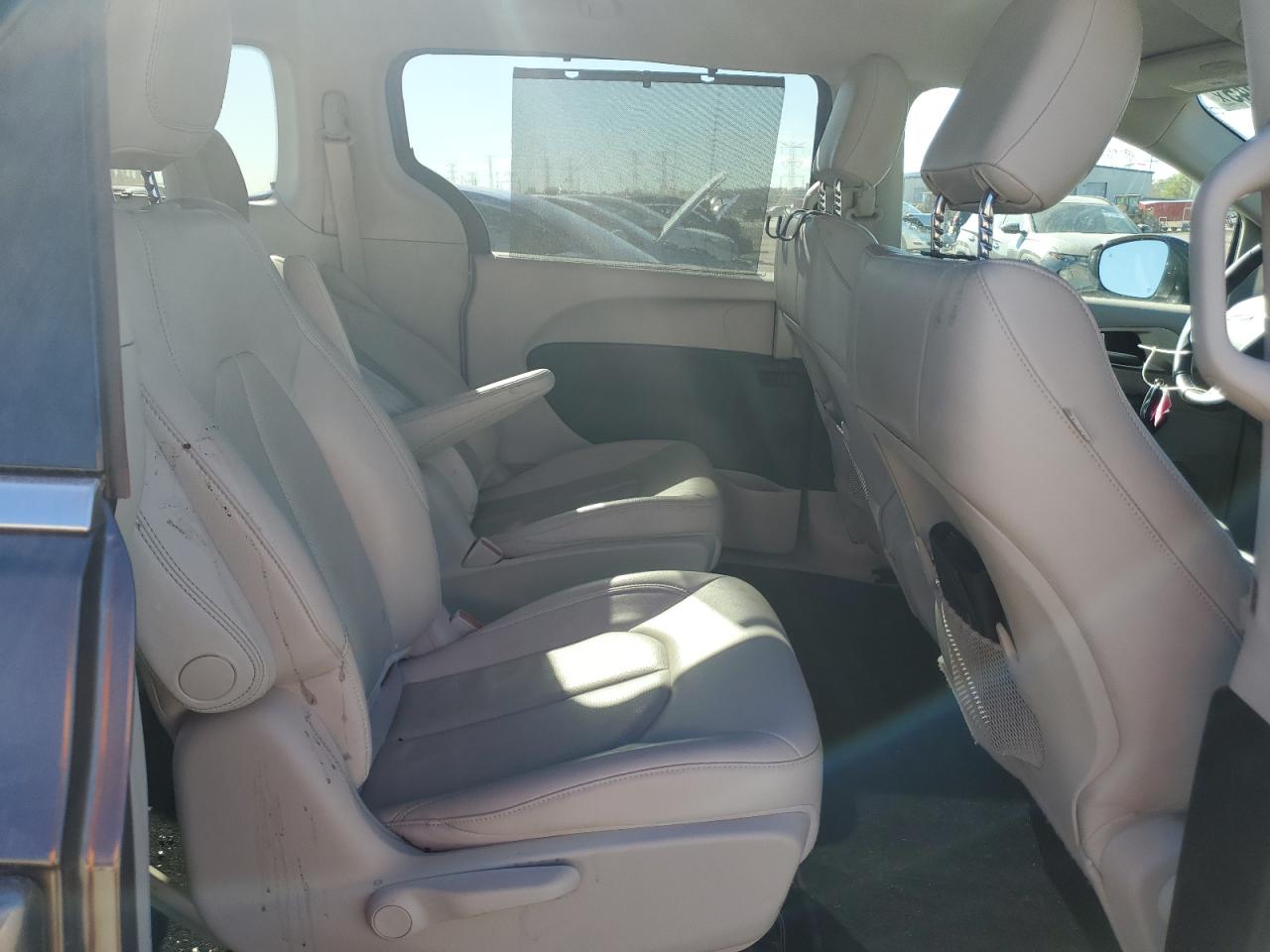 2018 Chrysler Pacifica Hybrid Touring L VIN: 2C4RC1L70JR364990 Lot: 90495945