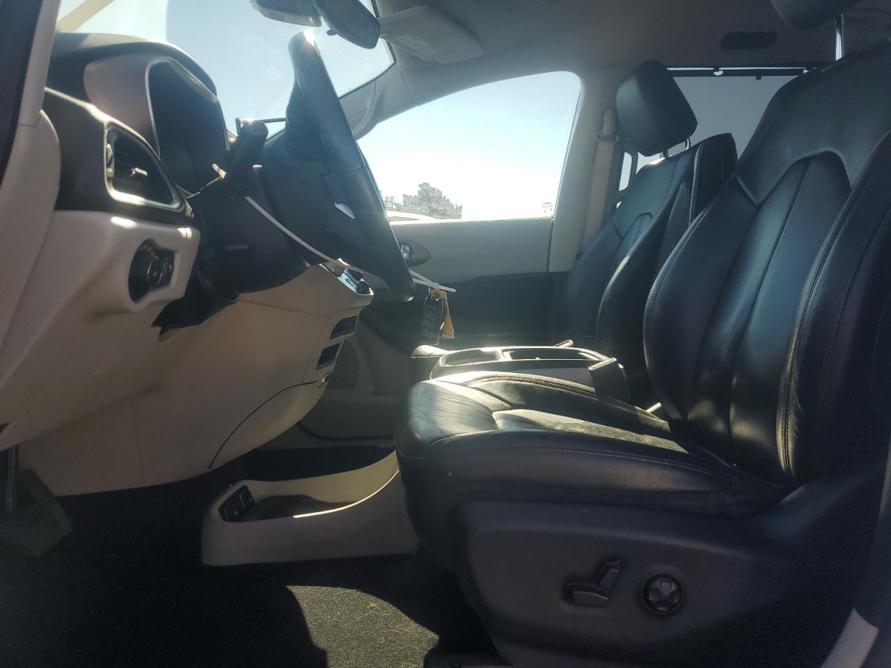 2018 Chrysler Pacifica Hybrid Touring L VIN: 2C4RC1L7XJR194847 Lot: 90311885