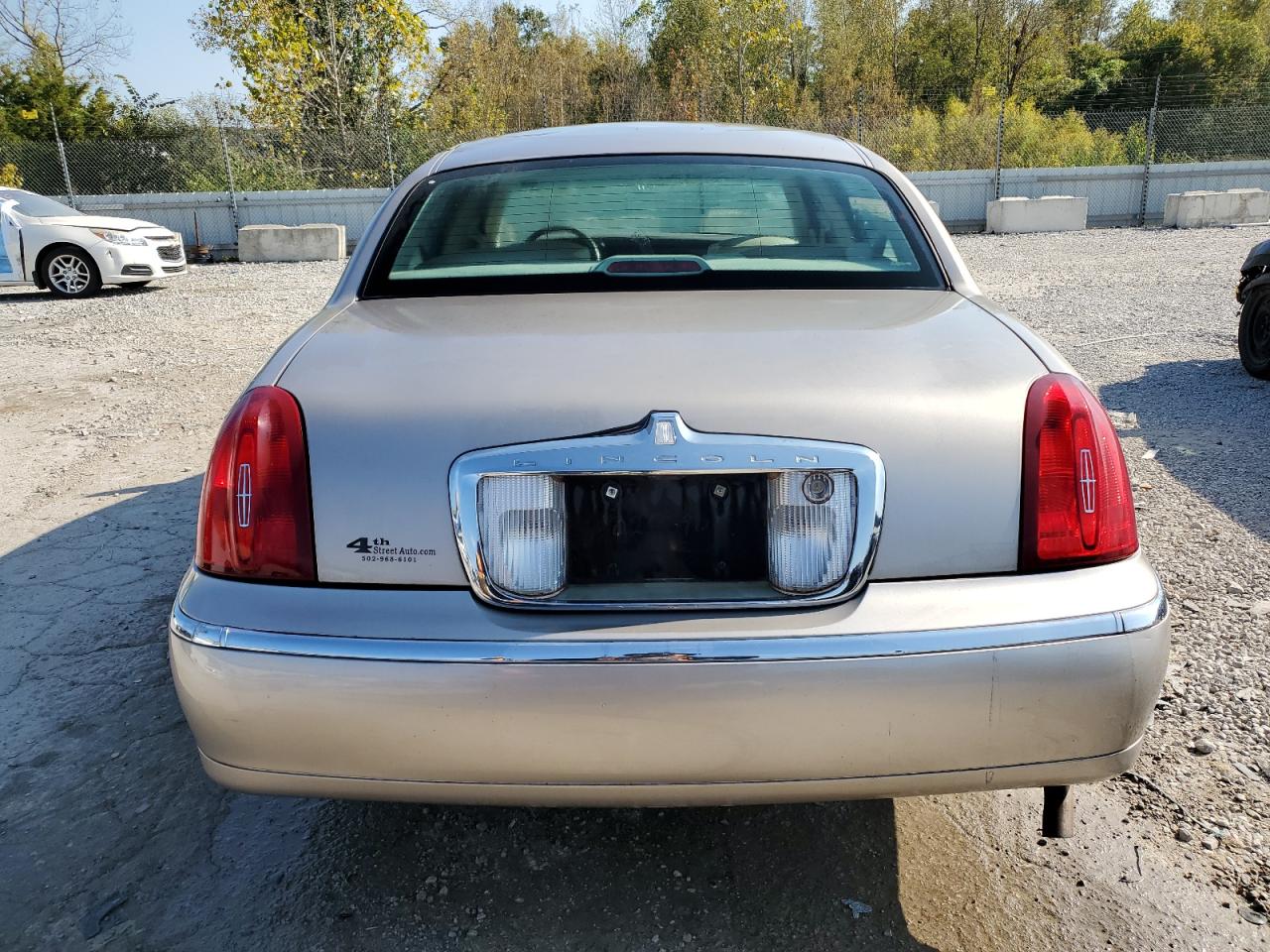 2000 Lincoln Town Car Executive VIN: 1LNHM81W6YY843783 Lot: 86173315