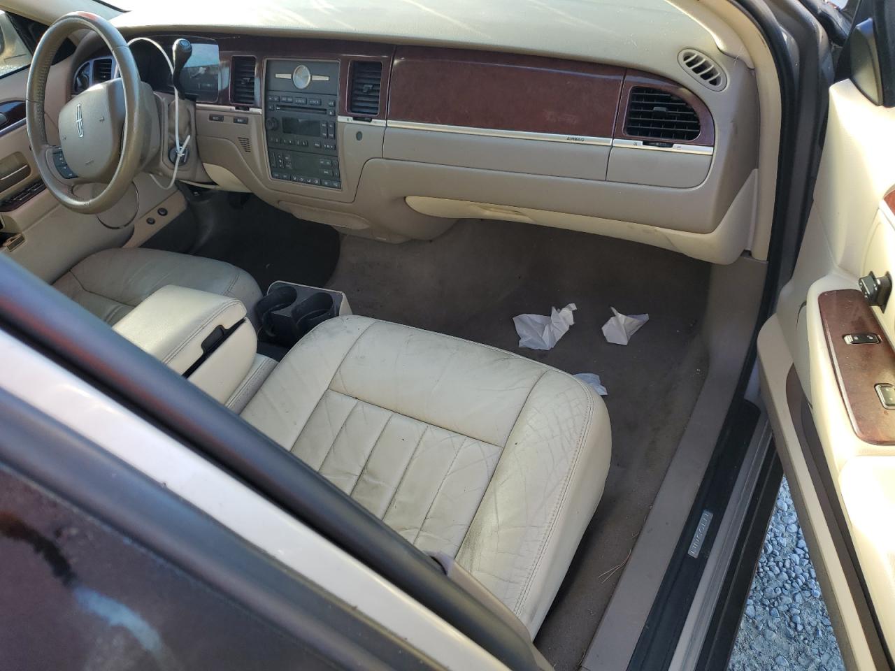 2005 Lincoln Uk VIN: 1LNHM81W45Y638541 Lot: 81830005