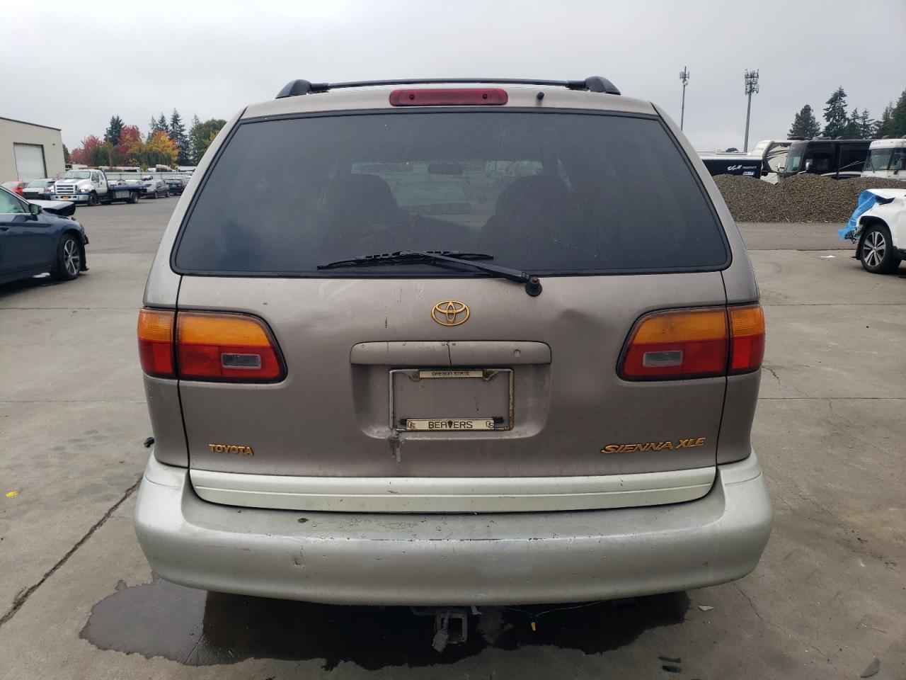 1998 Toyota Sienna Le VIN: 4T3ZF13C5WU057946 Lot: 82632275