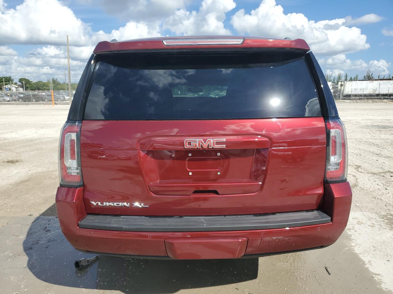 2016 GMC Yukon Xl C1500 Sle VIN: 1GKS1FKC0GR267018 Lot: 90050215