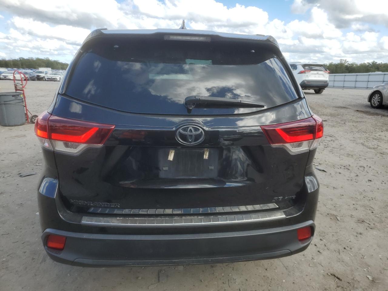 2019 Toyota Highlander Se VIN: 5TDJZRFH2KS978463 Lot: 82415655