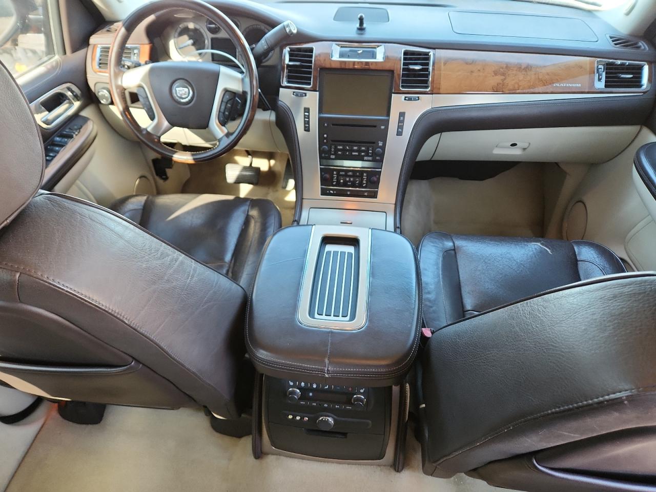 2008 Cadillac Escalade Esv VIN: 1GYFK46868R272370 Lot: 90130145