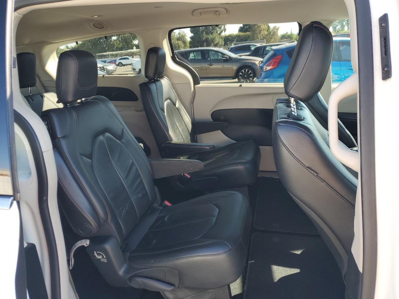 2018 Chrysler Pacifica Touring L VIN: 2C4RC1BG2JR211061 Lot: 85930985