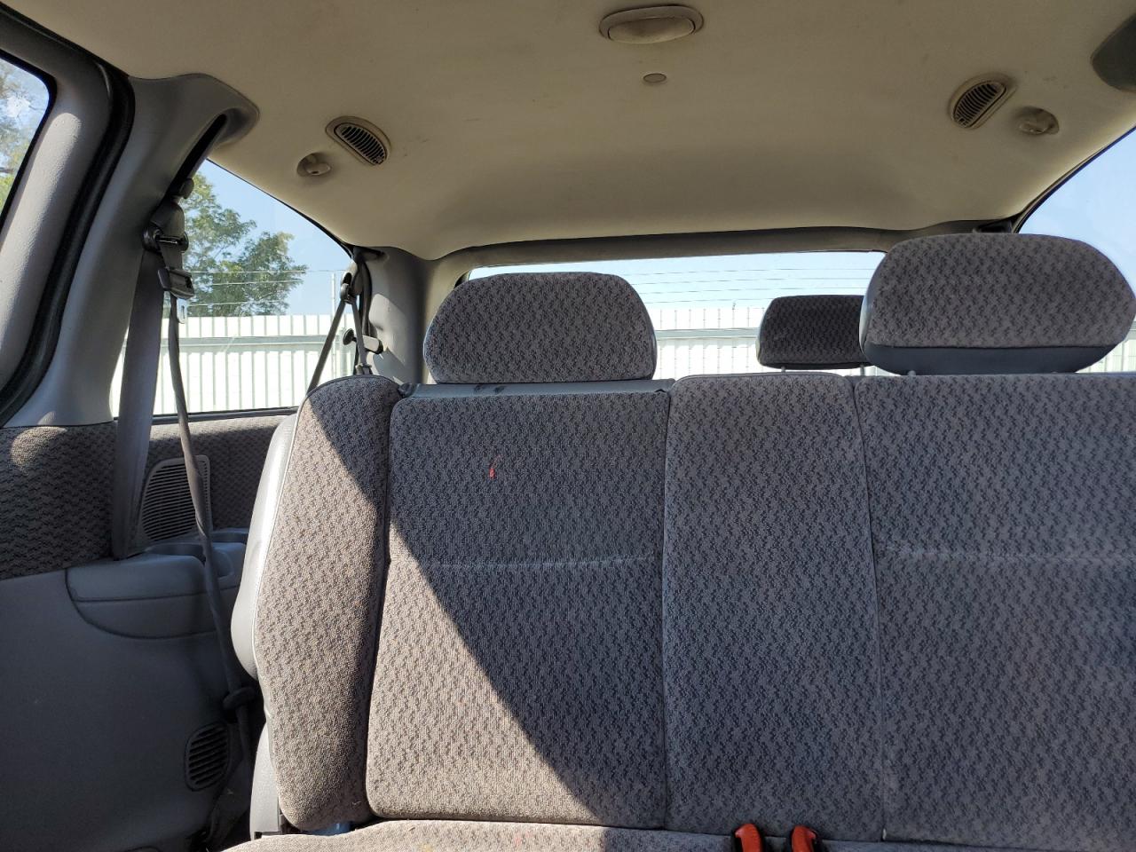 2000 Dodge Grand Caravan Se VIN: 1B4GP44G1YB739027 Lot: 81998035