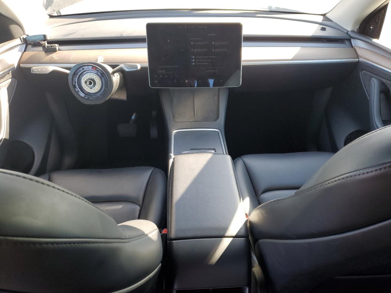 2024 Tesla Model Y VIN: 7SAYGDEE2RF105599 Lot: 90643845