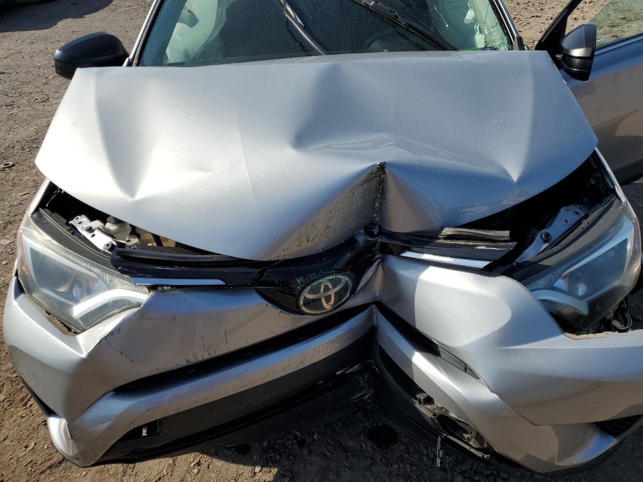 2018 Toyota Rav4 Le VIN: 2T3BFREV5JW855273 Lot: 81986085