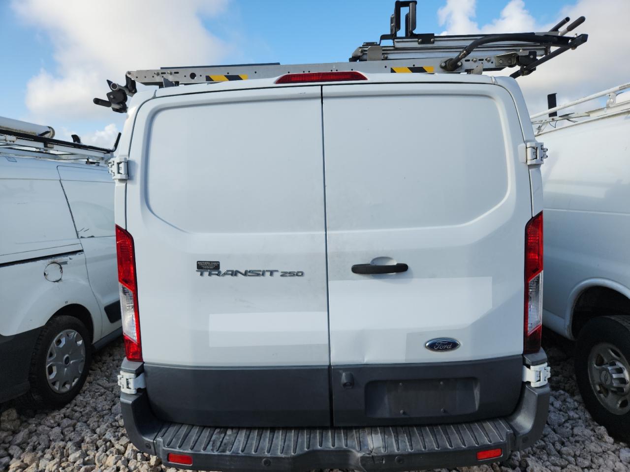 2017 Ford Transit T-250 VIN: 1FTYR1YM5HKB55567 Lot: 81674205