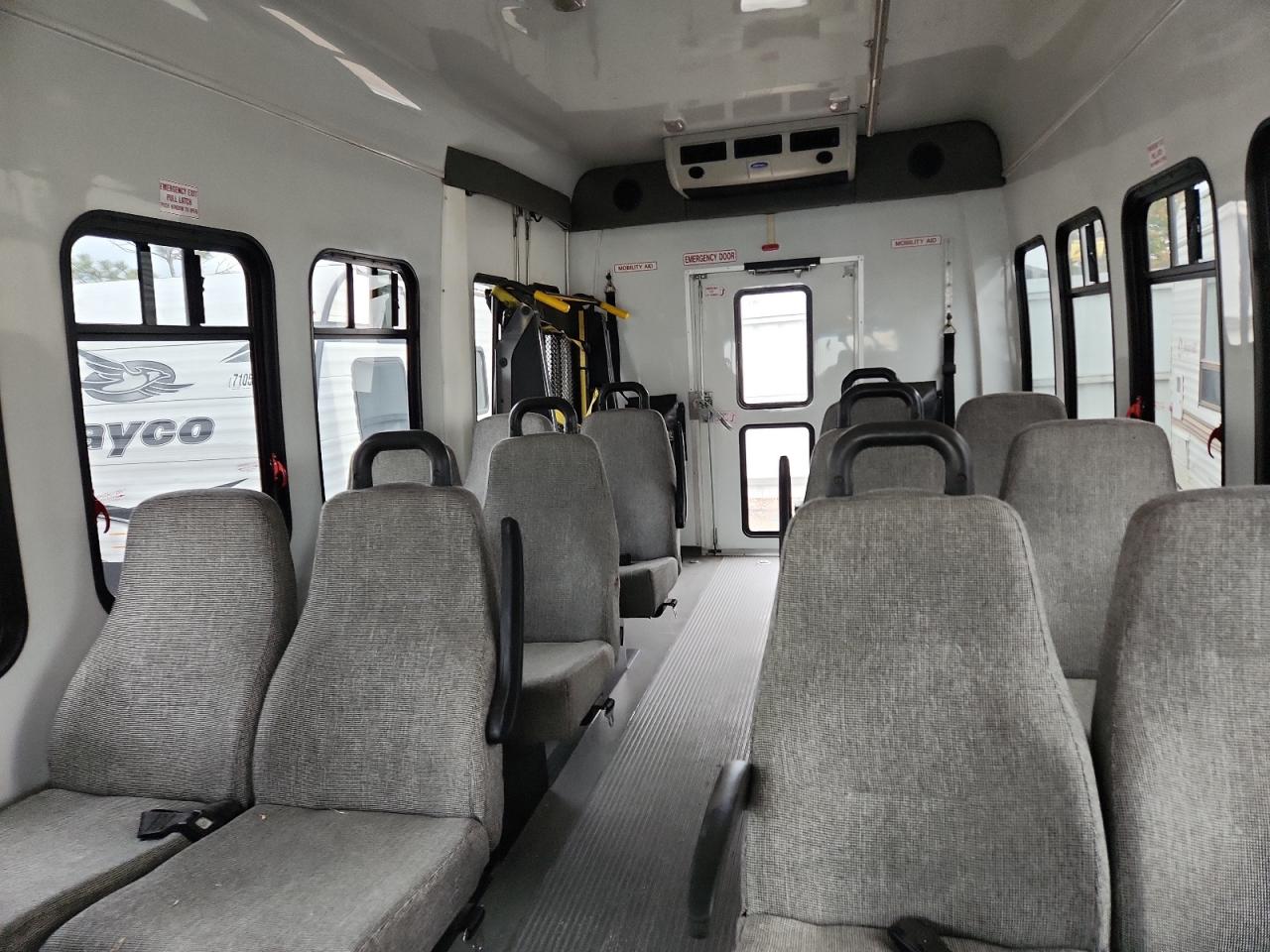 2009 Ford Econoline E450 Super Duty Cutaway Van VIN: 1FDFE45L99DA92927 Lot: 87301265