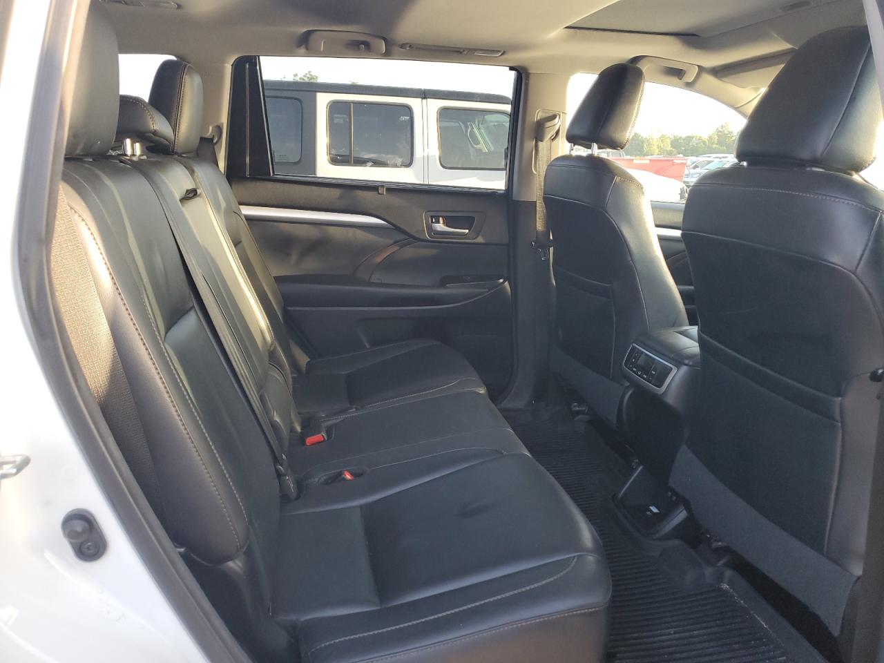 2017 Toyota Highlander Se VIN: 5TDJZRFH1HS514329 Lot: 83843825