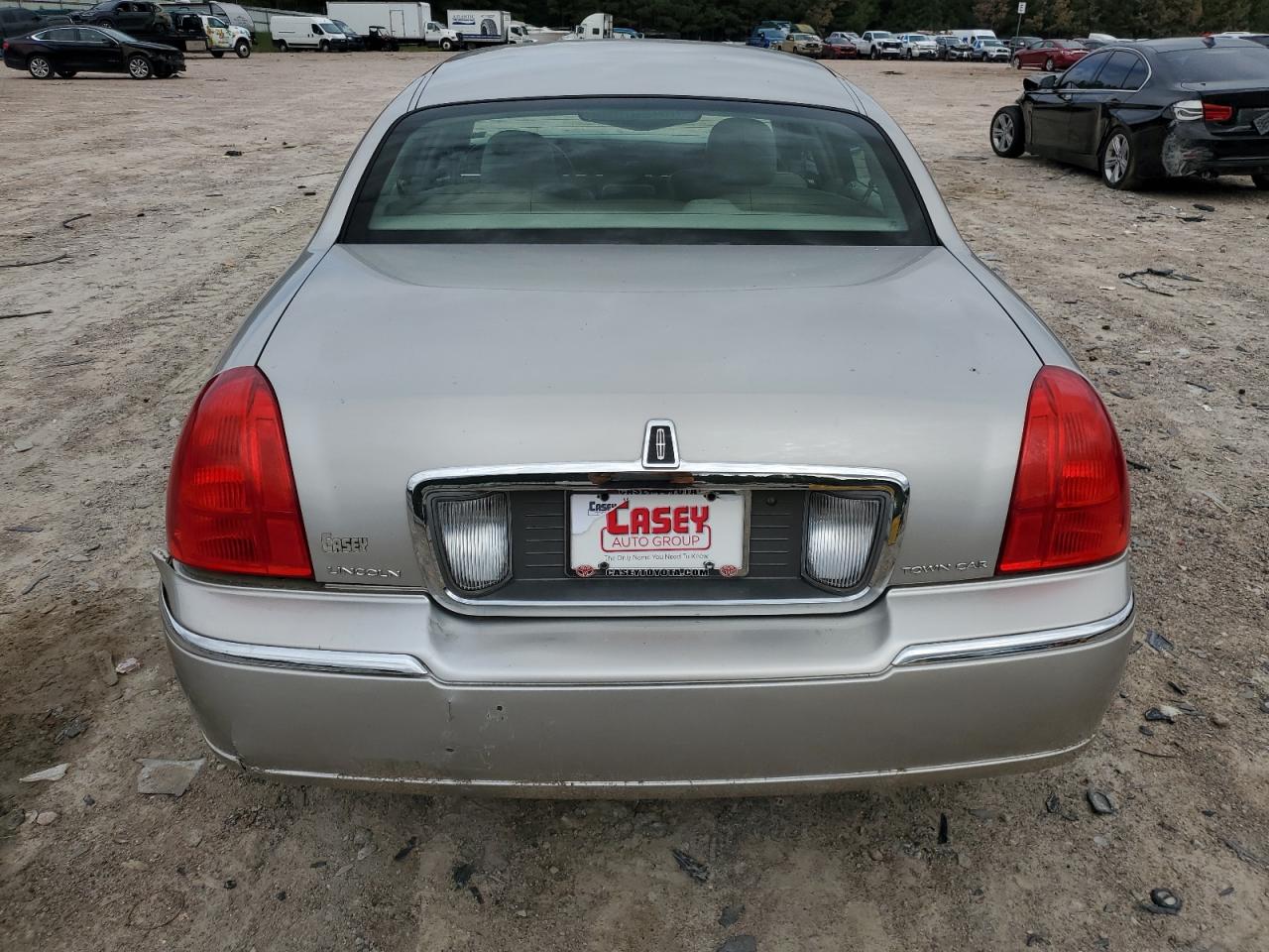 2006 Lincoln Town Car Signature Limited VIN: 1LNHM82W86Y646139 Lot: 81971905