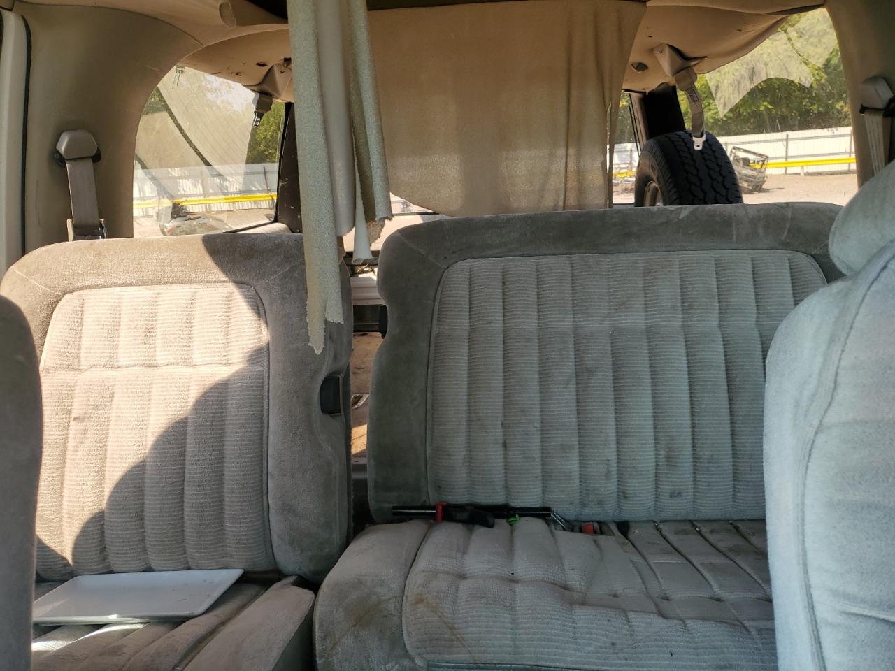 1993 GMC Suburban K1500 VIN: 1GDFK16K8PJ758624 Lot: 85284985