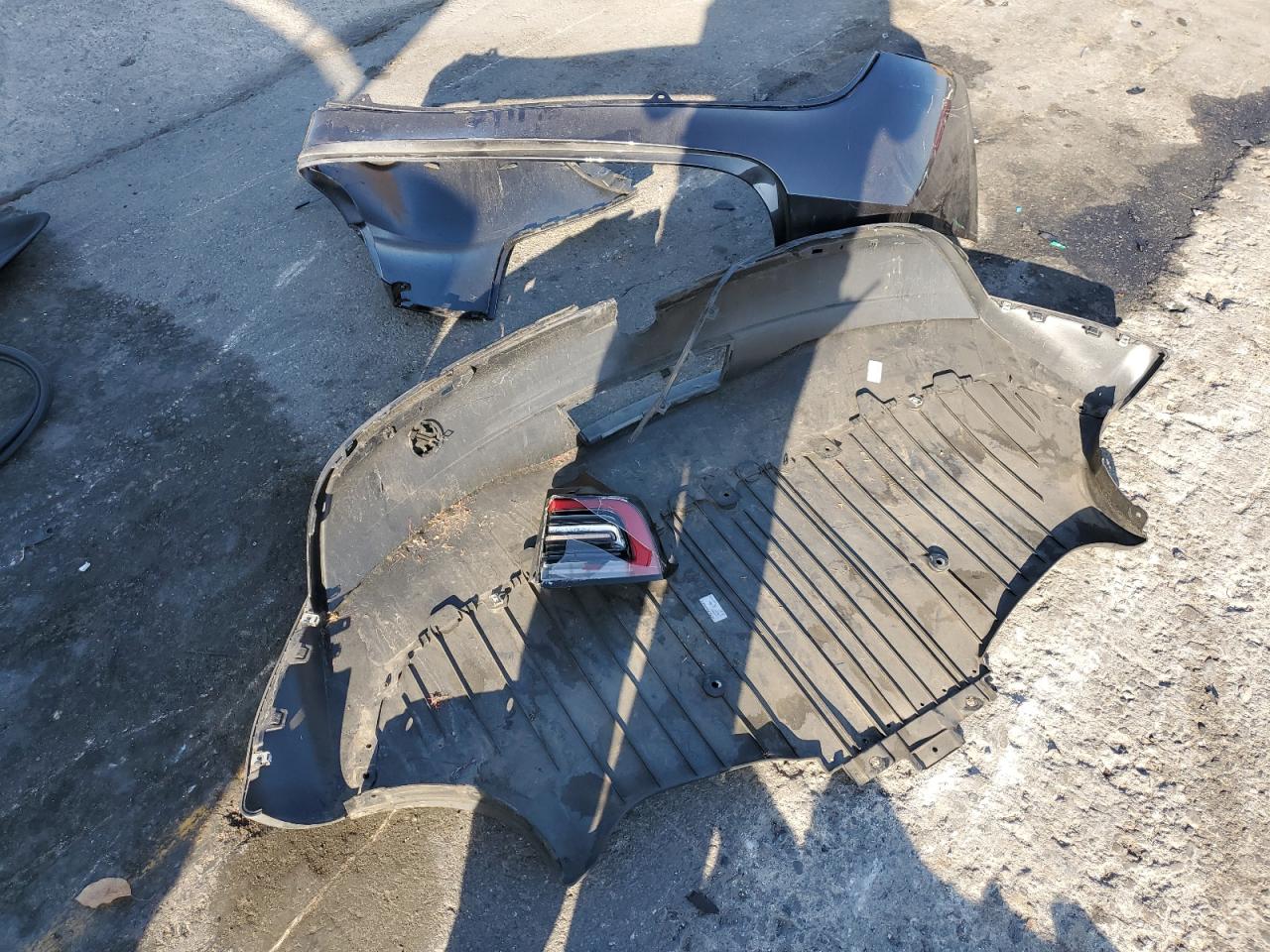 2024 Tesla Model Y VIN: 7SAYGDEE5RA265246 Lot: 84587755