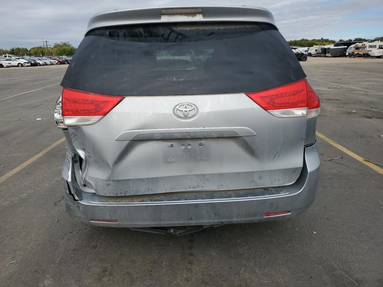2011 Toyota Sienna VIN: 5TDZK3DC7BS037389 Lot: 83957835