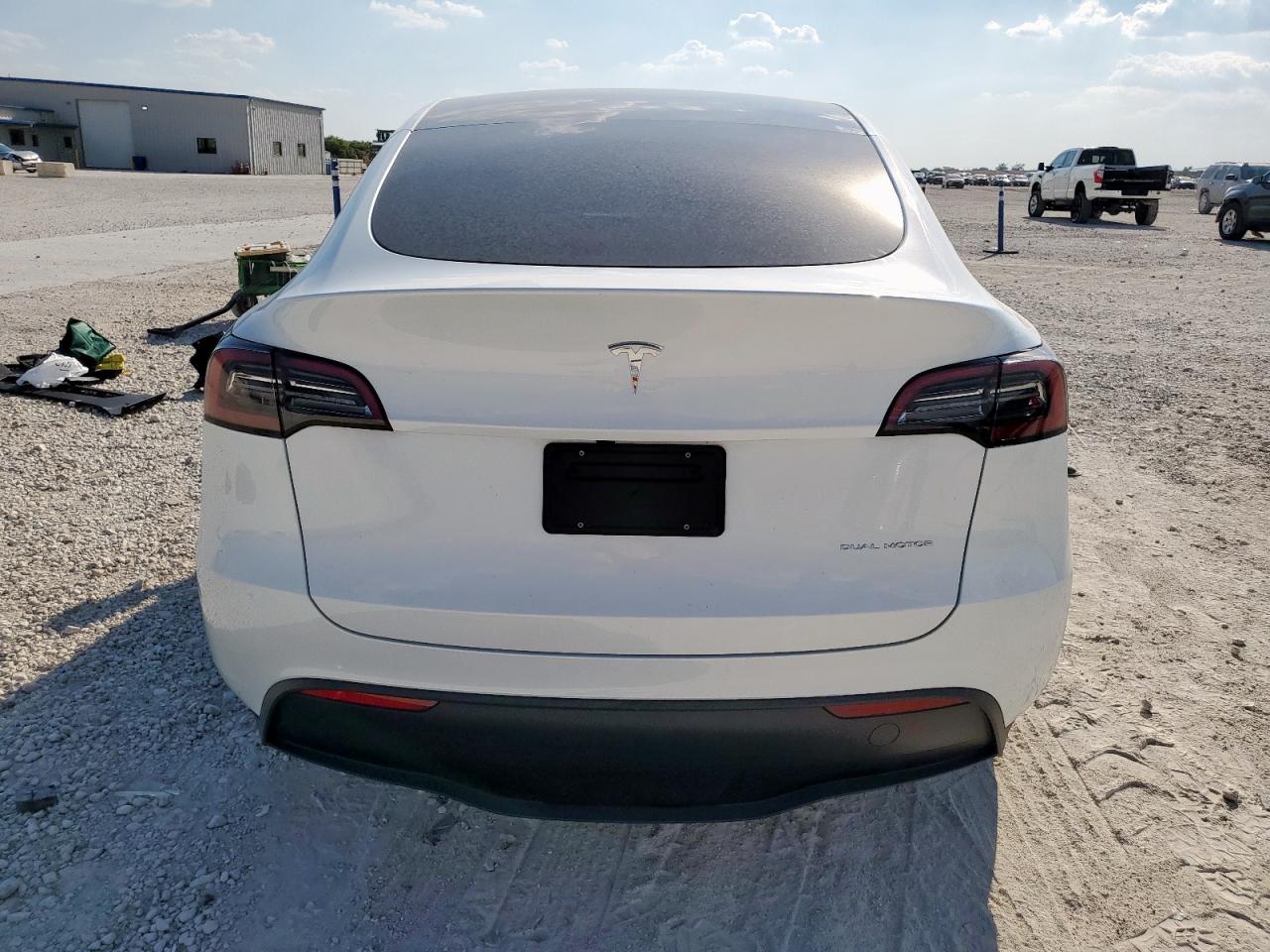 2024 Tesla Model Y VIN: 7SAYGDEE5RF210654 Lot: 84984795