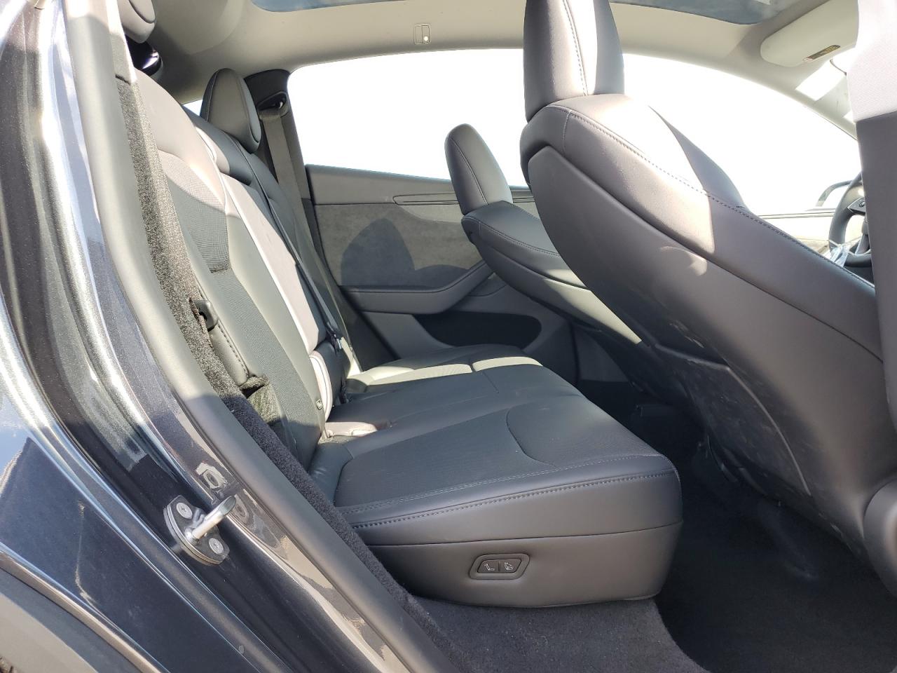 2026 Tesla Model Y VIN: 7SAYGDEEXTF324320 Lot: 87467945