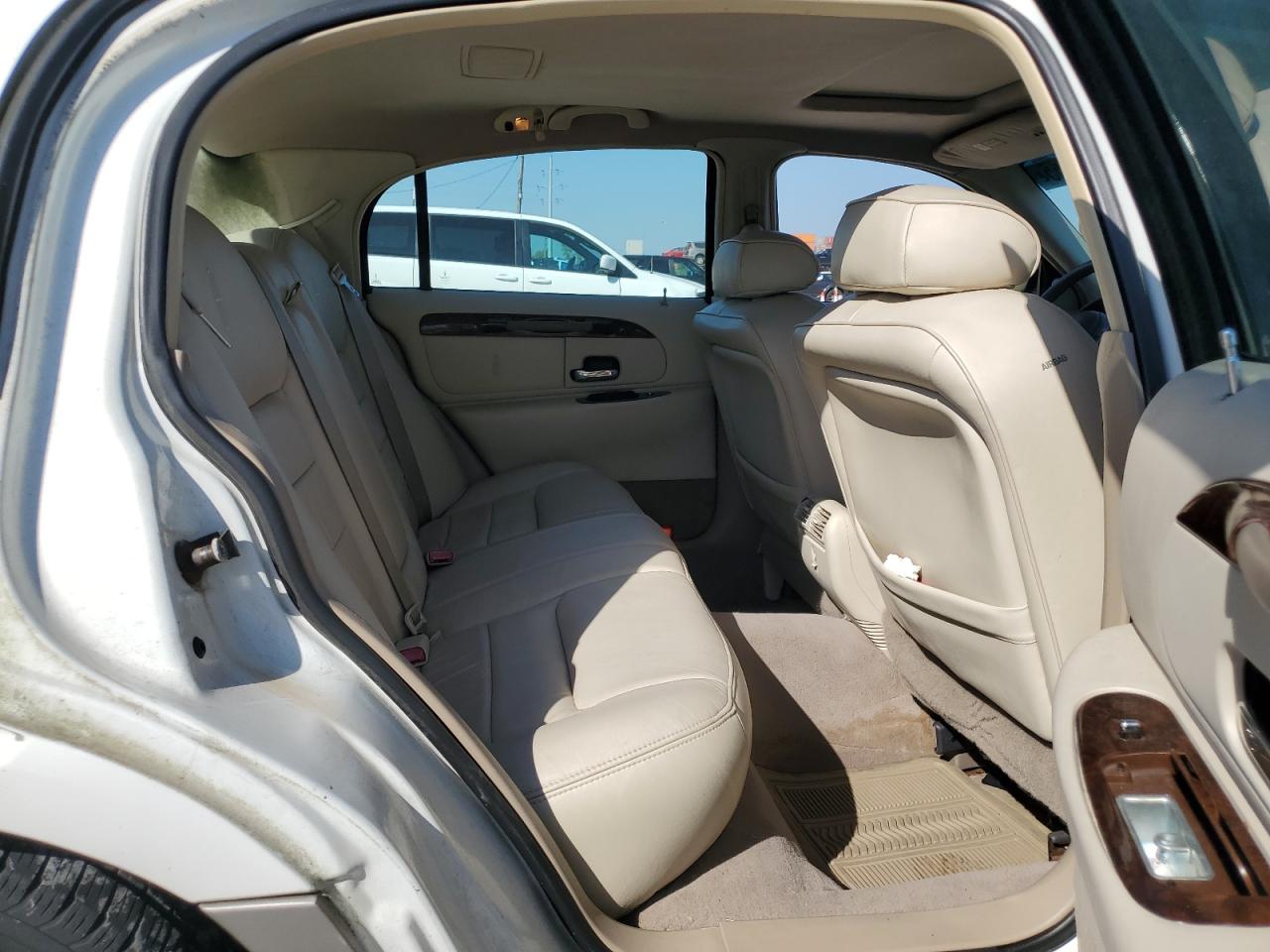 2000 Lincoln Town Car Signature VIN: 1LNHM82W8YY878050 Lot: 84949965