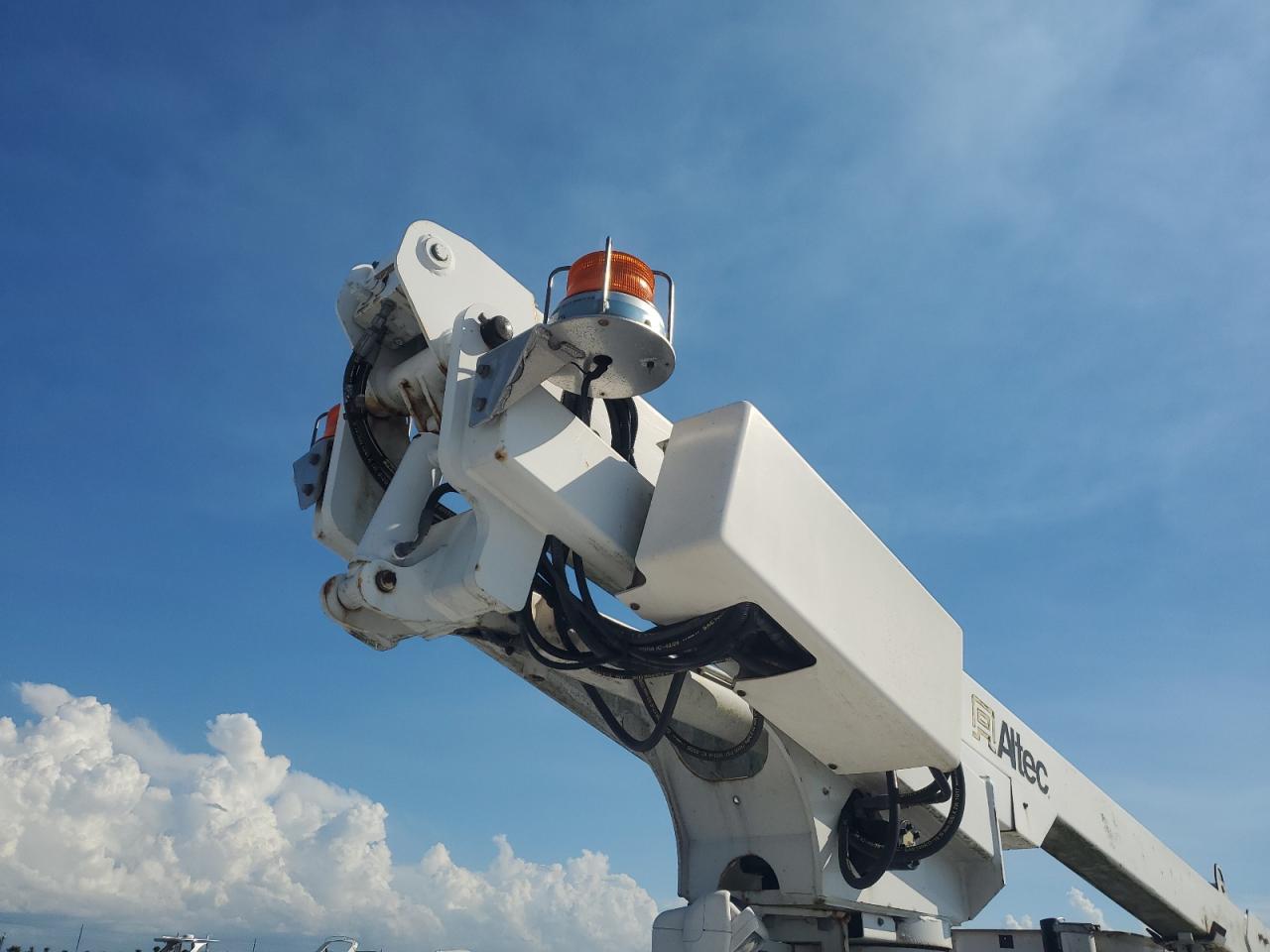 2017 Ford F450 Super Duty Bucket Truck VIN: 1FDUF4GY4HEE36945 Lot: 86493305