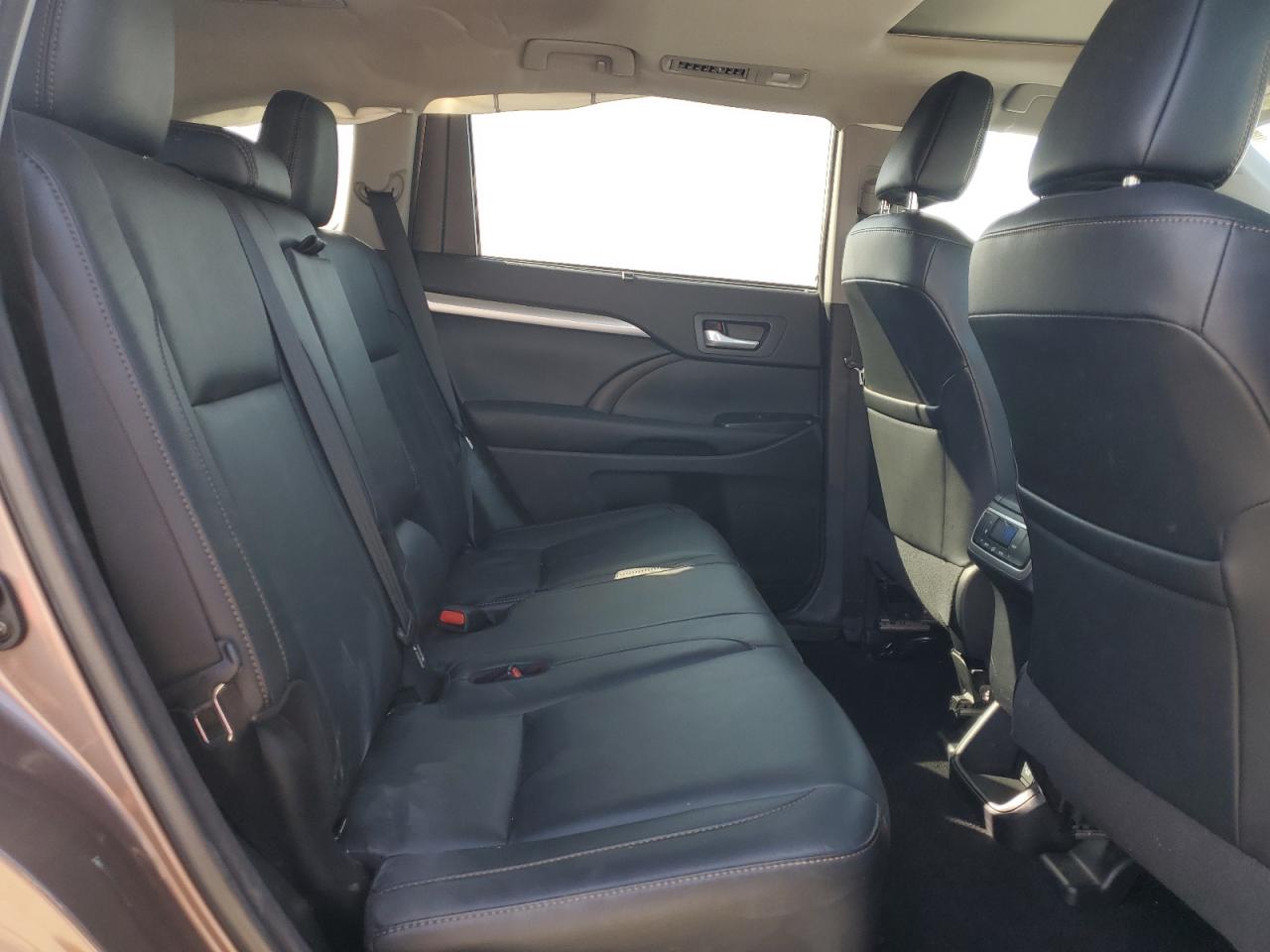 2018 Toyota Highlander Se VIN: 5TDKZRFH5JS245150 Lot: 90320785