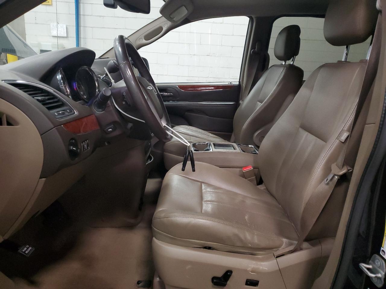 2014 Chrysler Town & Country Touring L VIN: 2C4RC1CG9ER261881 Lot: 82649185