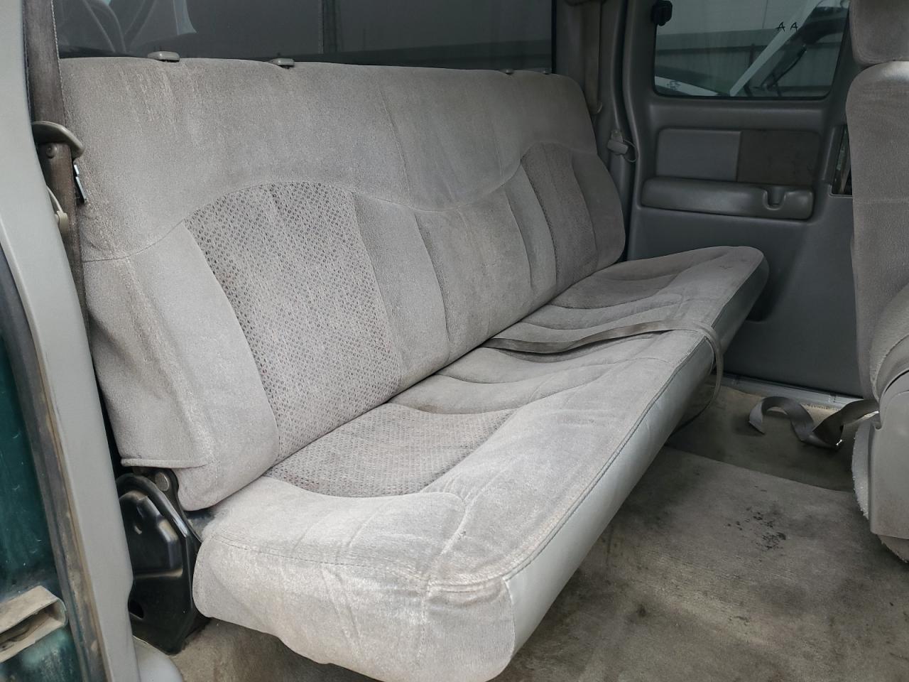 2000 Chevrolet Silverado C1500 VIN: 1GCEC19V7YZ324118 Lot: 82532595