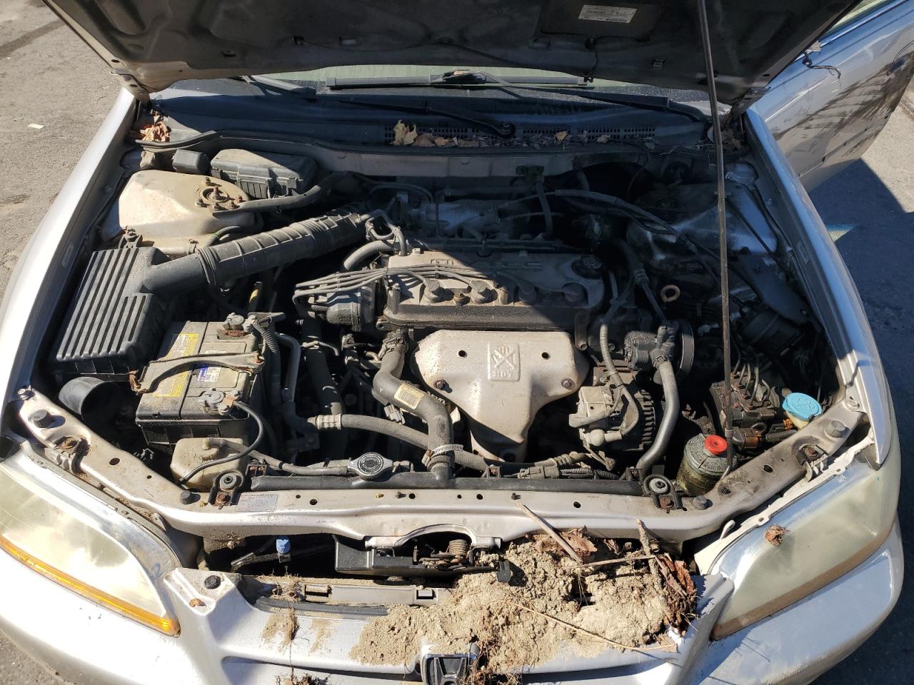 1998 Honda Accord Ex VIN: 1HGCG5659WA122384 Lot: 84902915