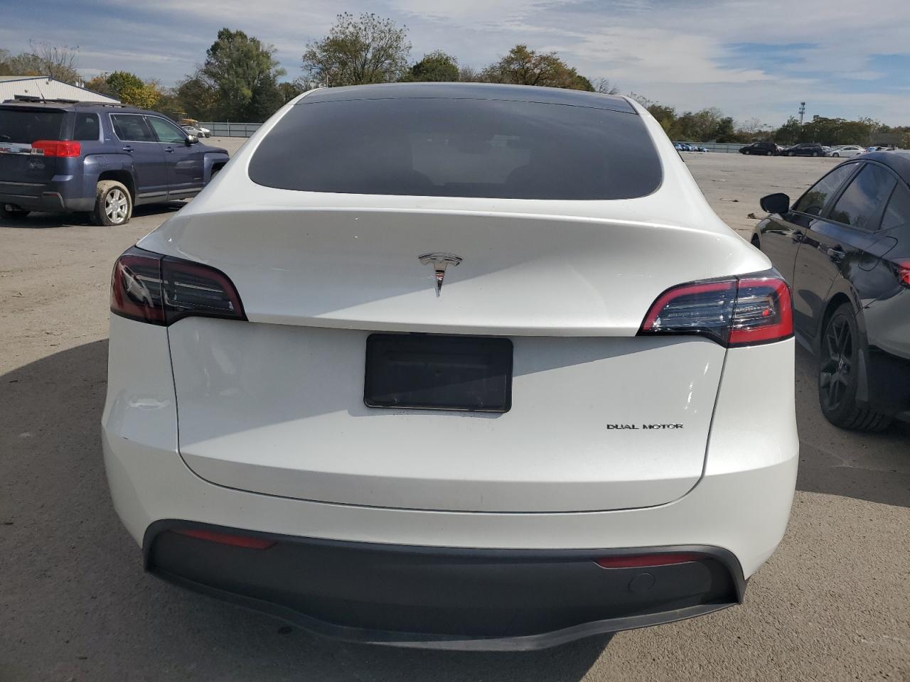 2024 Tesla Model Y VIN: 7SAYGAEEXRF981884 Lot: 82370495