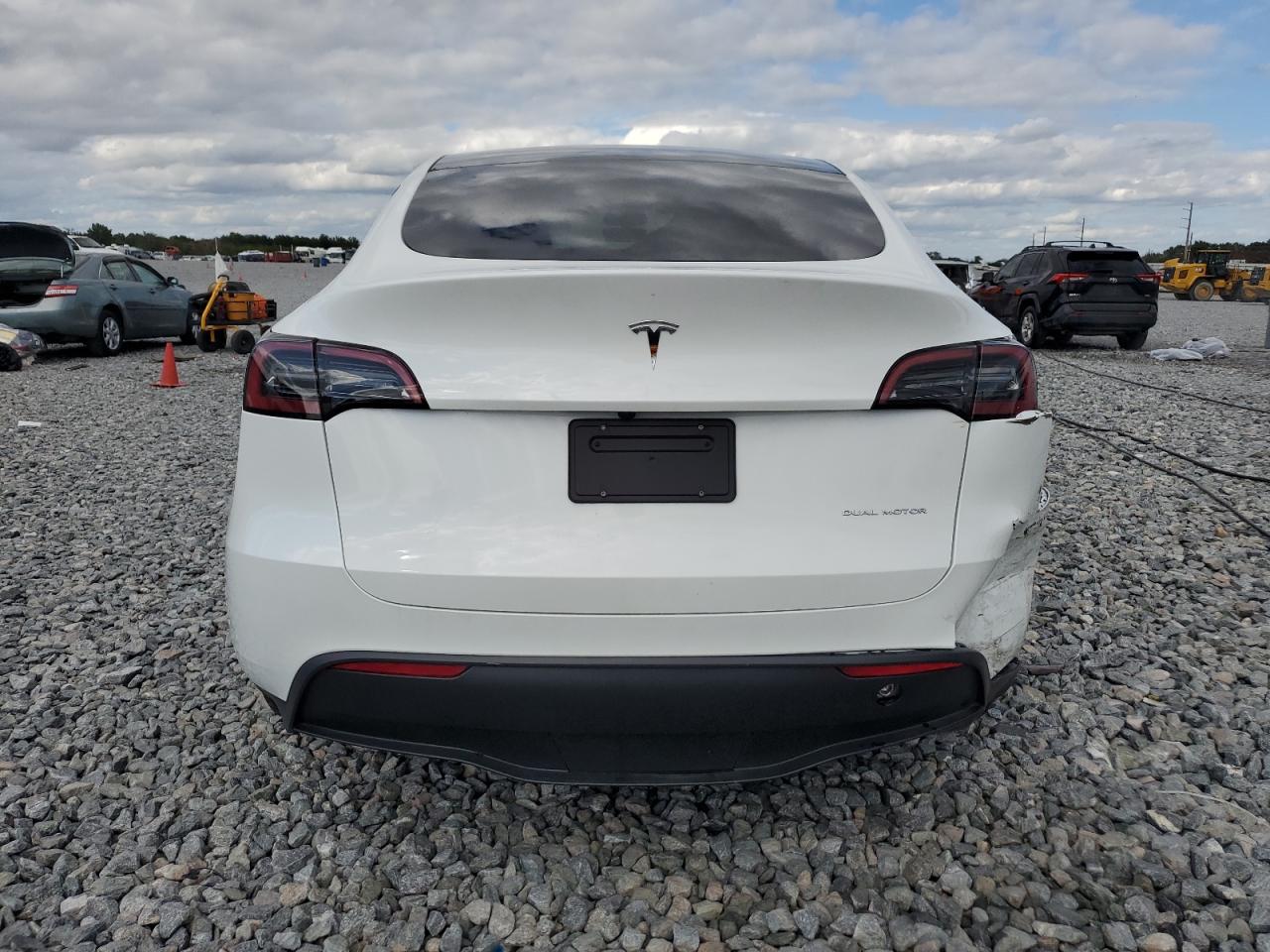 2024 Tesla Model Y VIN: 7SAYGAEE0RF206185 Lot: 90301435