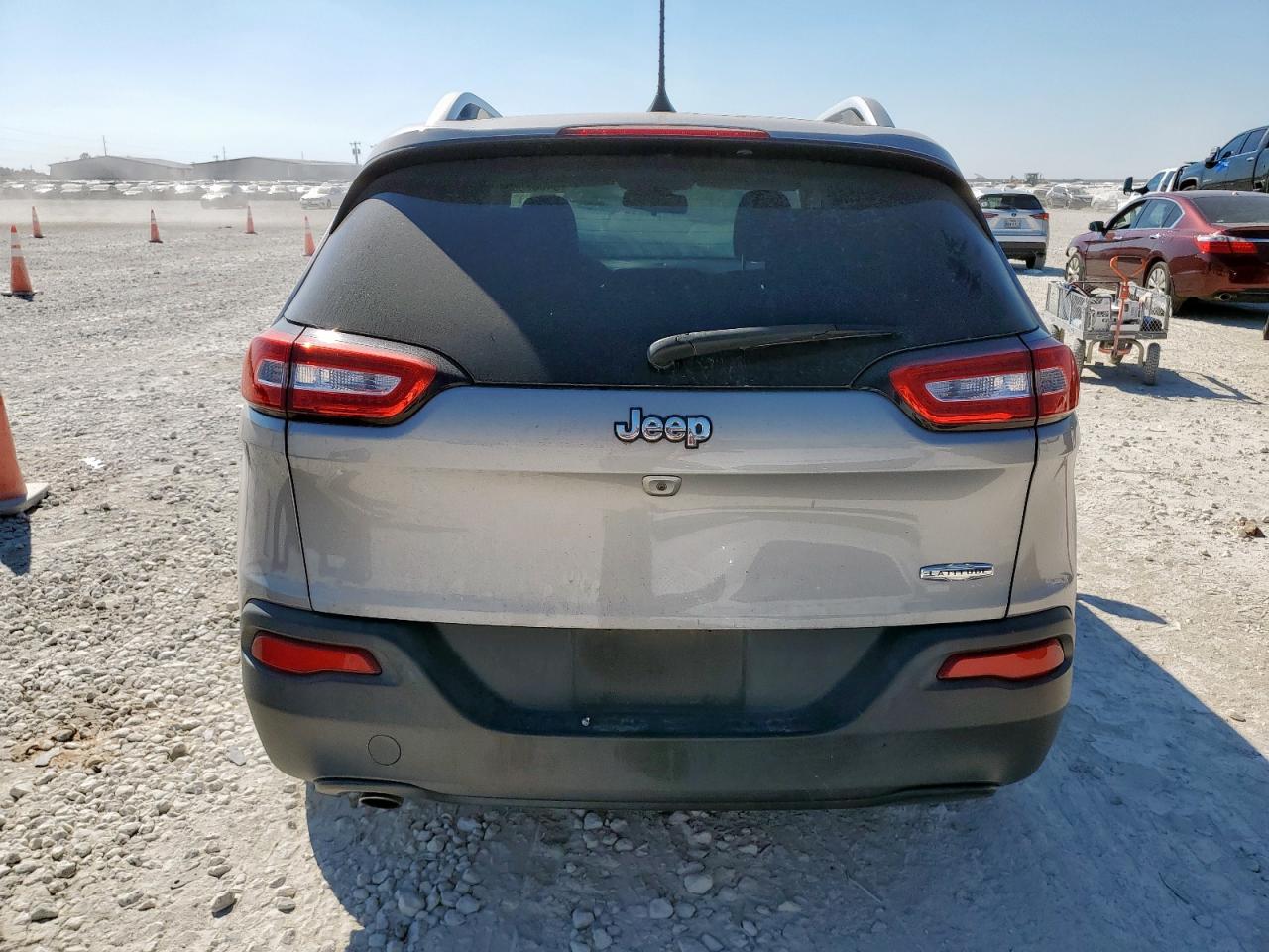 2017 Jeep Cherokee Latitude VIN: 1C4PJLCB5HD221821 Lot: 84586885