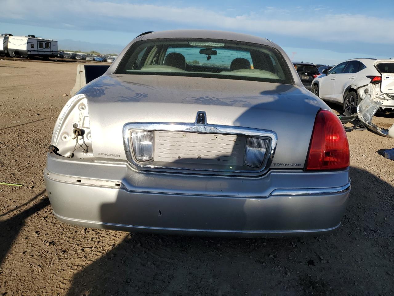 2010 Lincoln Town Car Signature Limited VIN: 2LNBL8CV4AX611007 Lot: 84596235