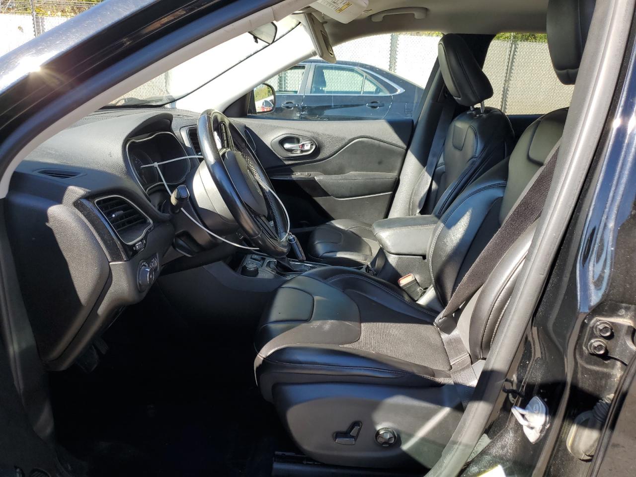 2019 Jeep Cherokee Latitude Plus VIN: 1C4PJMLB8KD415076 Lot: 85854285