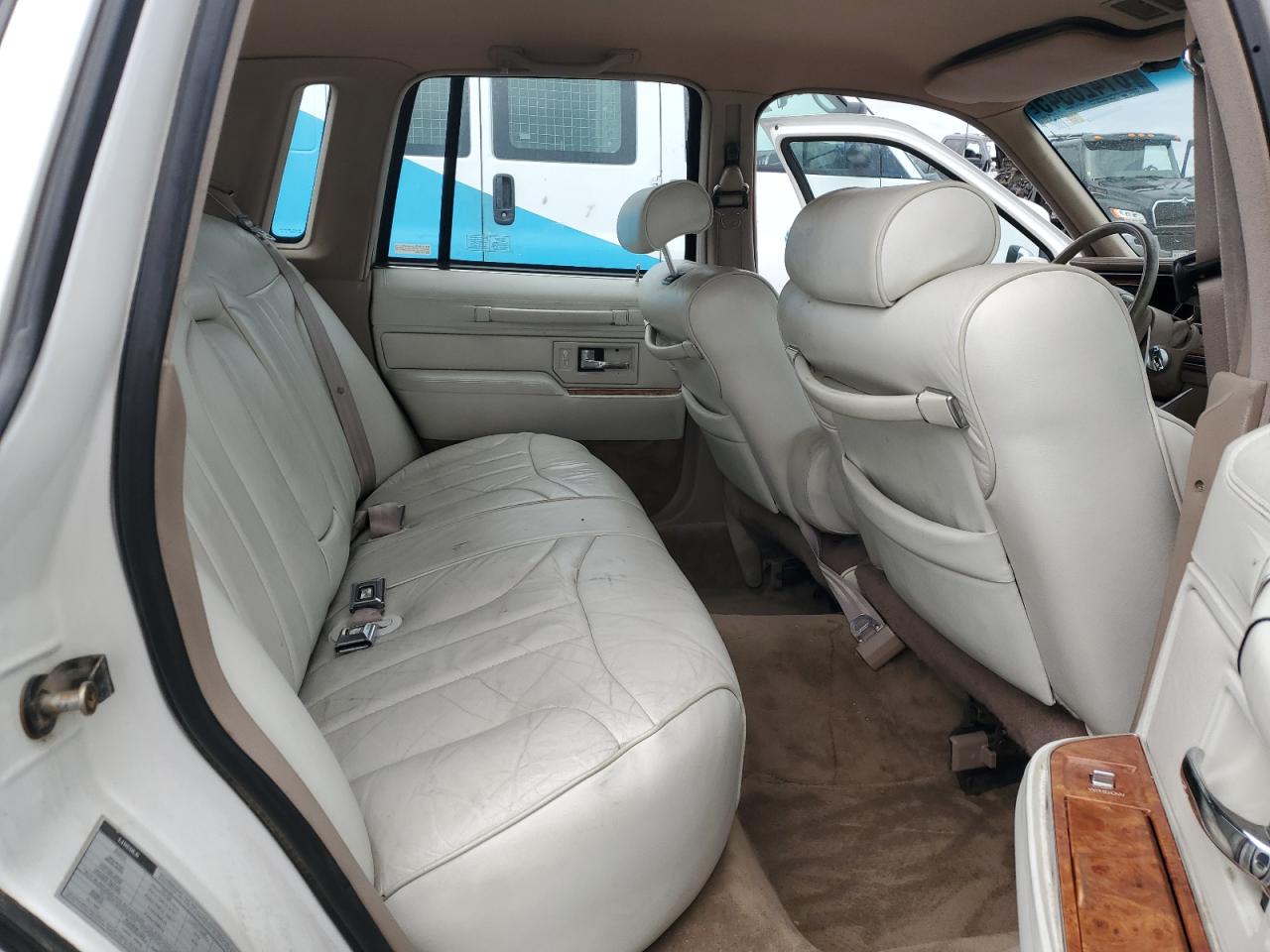 1993 Lincoln Town Car Signature VIN: 1LNLM82W7PY742162 Lot: 81420545